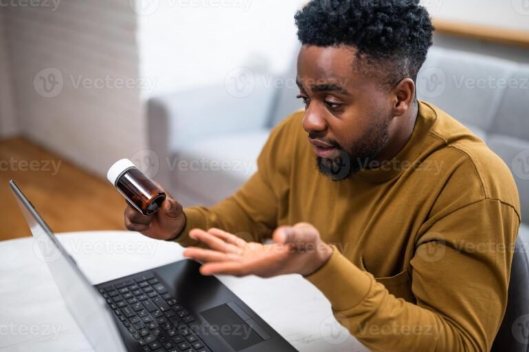 Como Saber o Que Tem No Meu Nome: Consulta Gratuita Online 2 pessoa usando laptop para consulta online