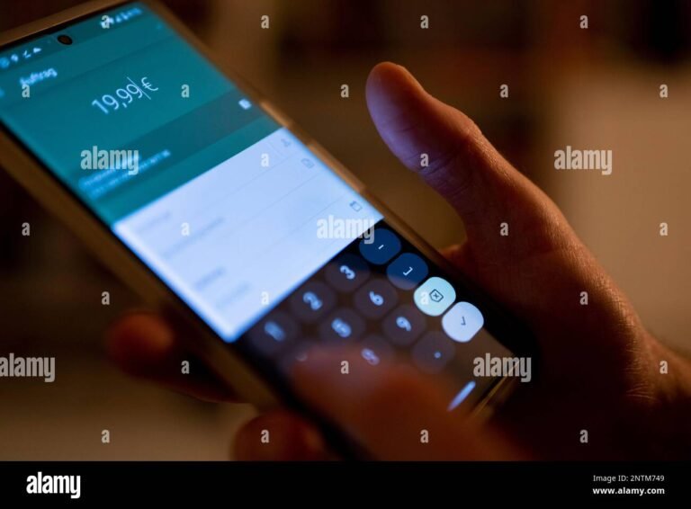 pessoa usando smartphone com aplicativo bancario aberto