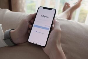 pessoa usando smartphone com tela de login instagram