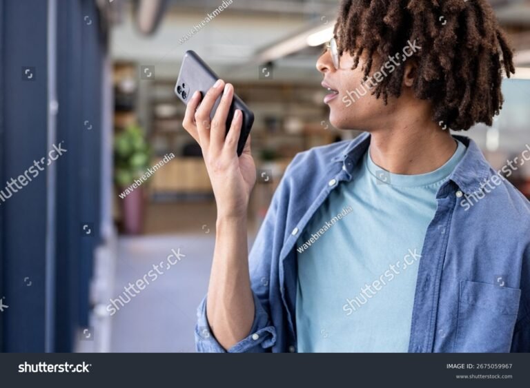 pessoa usando smartphone e assistente de voz