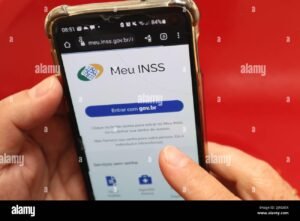 pessoa usando smartphone para acessar site inss