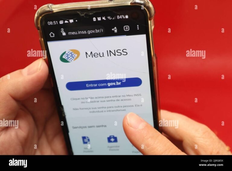 pessoa usando smartphone para acessar site inss