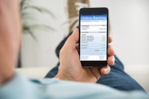 pessoa usando smartphone para internet banking