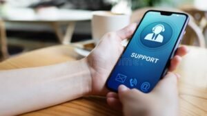 pessoa usando smartphone para ligar central atendimento