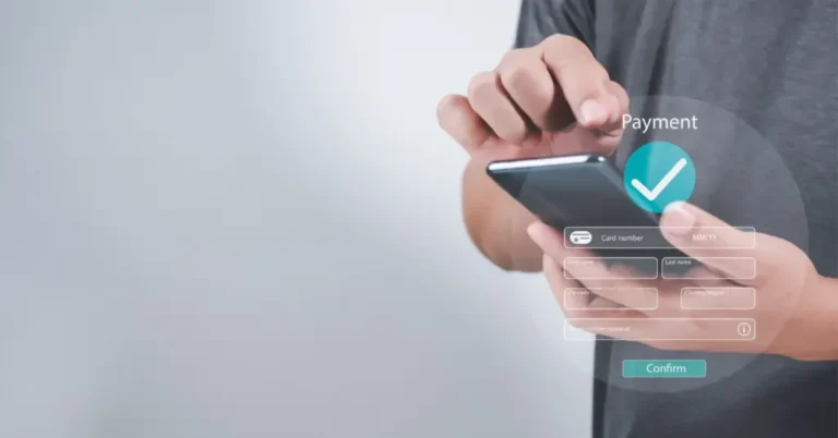 Parcelamento Automático de Fatura É Legal Entenda Seus Direitos 2 pessoa usando smartphone para pagar conta automaticamente