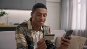 pessoa usando smartphone para pedir credito emprestado