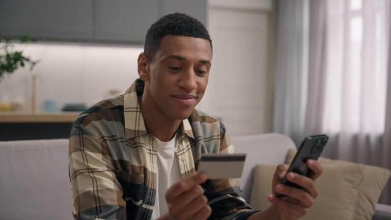 pessoa usando smartphone para pedir credito emprestado