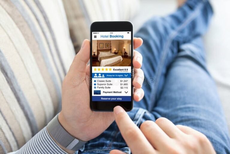 Como Funciona a Reserva no Airbnb Com Pagamento Na Hora 2 pessoa usando smartphone para reservar hospedagem