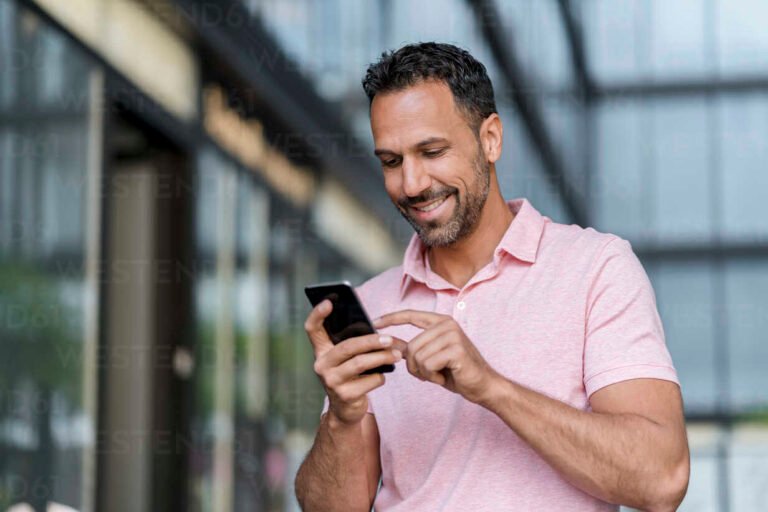 pessoa usando telefone movel sorrindo