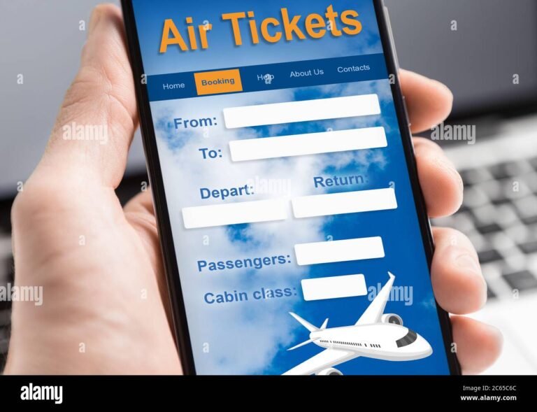 pessoa usando telefone para reservar passagem aerea
