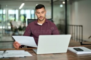 pessoa verificando documentos com computador legalmente