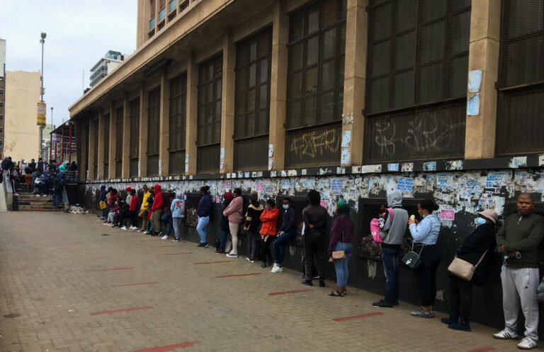 pessoas em fila para atendimento financeiro publica