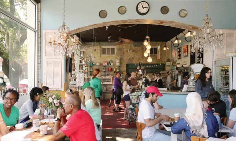 Quem é Você Na Fila do Pão Descubra Seu Perfil Com Teste Online 7 pessoas sorrindo esperando fila padaria manha