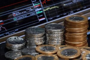 pilhas de moedas e cedulas brasileiras brilhantes