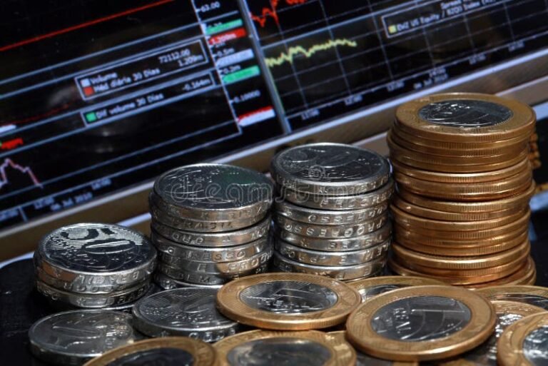 pilhas de moedas e cedulas brasileiras brilhantes