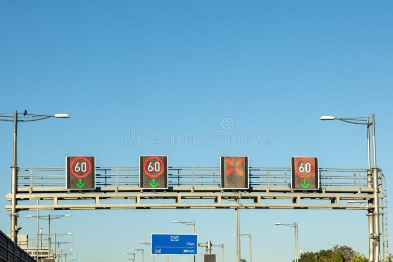 Quem Tem Sem Parar Precisa Pagar Pelo Free Flow 2 placa de pedagio eletronica em estrada moderna