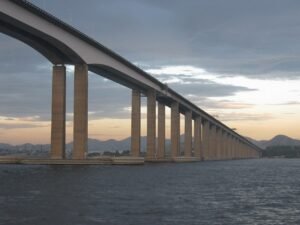 ponte rio niteroi sobre rio ao por do sol