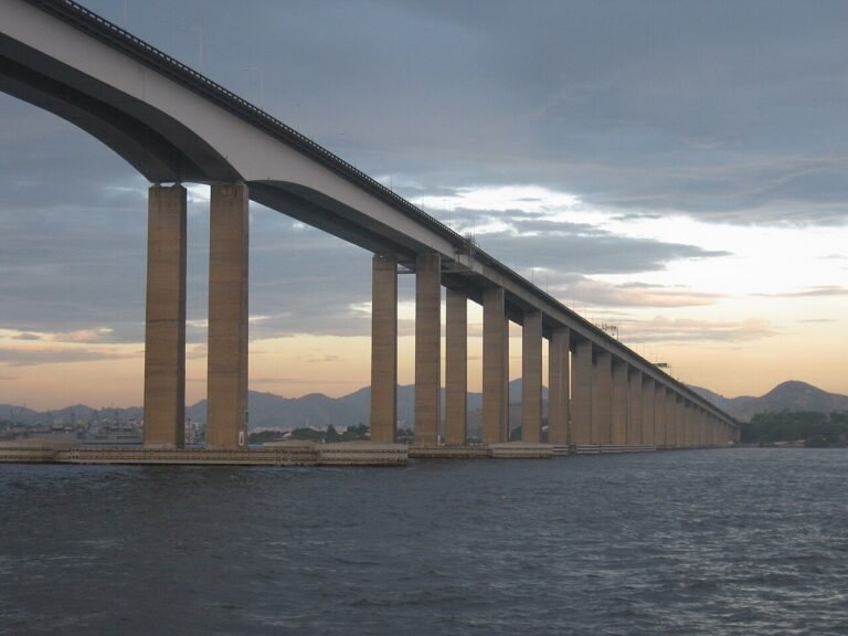 ponte rio niteroi sobre rio ao por do sol