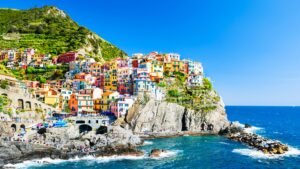 praia com casas coloridas a beira mar