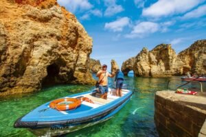 praia da piedade com aguas cristalinas e barcos