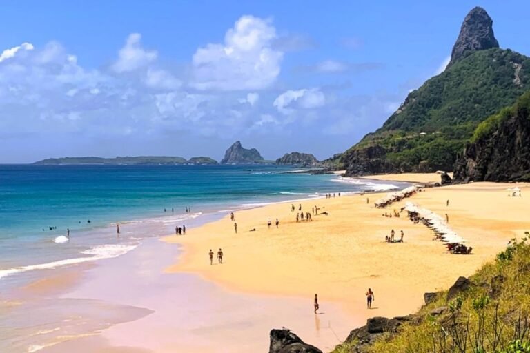 Quando é a Baixa Temporada em Fernando de Noronha e Por Que Visitar 2 praia deserta e mar cristalino em noronha