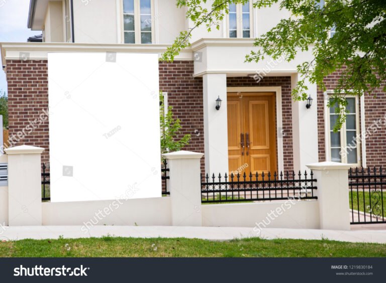 predio residencial moderno com placa de leilao