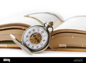 relogio antigo com carteira de trabalho aberta