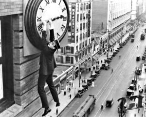 relogio com maos de trabalhadores em acao