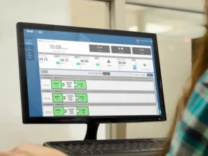 relogio de ponto e empregado distante