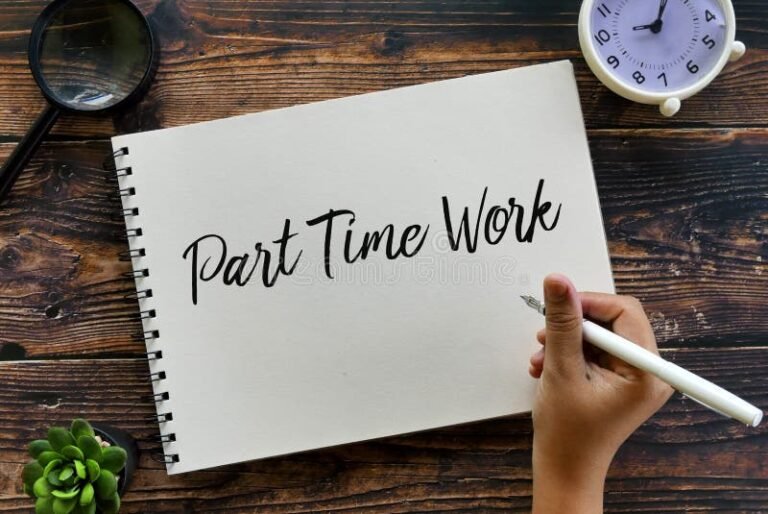 Em Quantos Dias a Rescisão Deve Ser Paga Pela Empresa 2 relogio e contrato empresarial sobre mesa de madeira