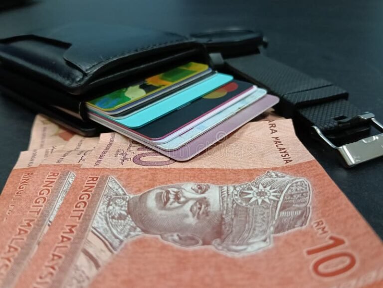 relogio e dinheiro com bancos diferentes