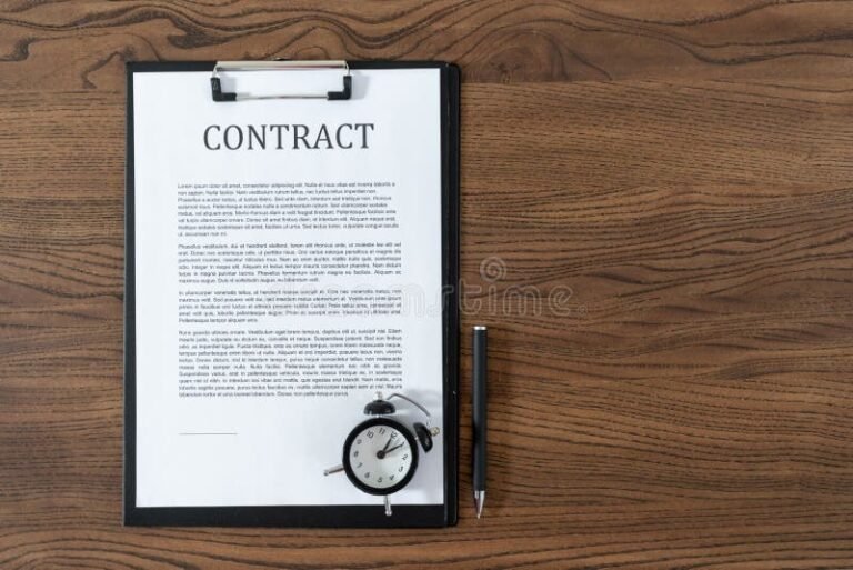 Quanto Tempo o INSS Pode Ficar em Análise Antes da Decisão 16 relogio e documentos oficiais sobre mesa