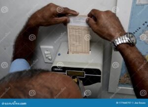 relogio marcando horas com carteira de trabalho