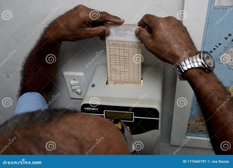Quanto Tempo É Necessário Trabalhar Para Ter Direito ao Seguro Desemprego 7 relogio marcando horas com carteira de trabalho