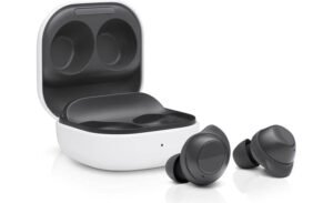 samsung galaxy buds fe grafite sobre superficie preta