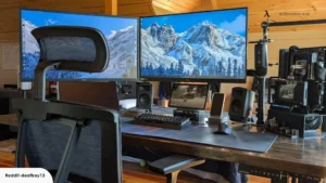 setup moderno com dois monitores lado a lado