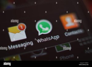smartphone com cadeado digital e icone whatsapp