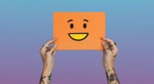 sorriso alegre segurando cartao social na mao