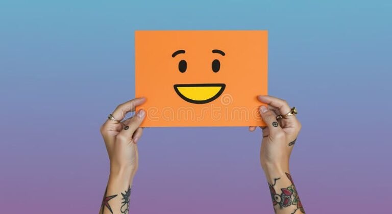 sorriso alegre segurando cartao social na mao