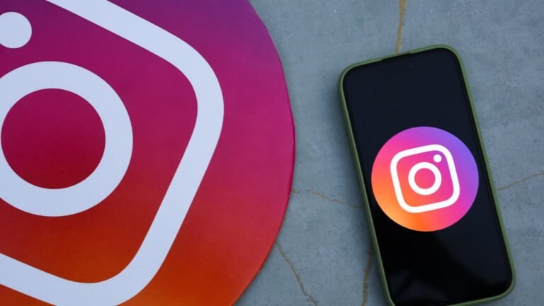 tela de smartphone com icone do instagram destacado