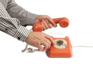 telefone com fone em maos de atendimento