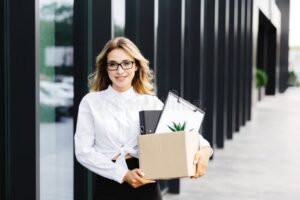 trabalhador feliz deixando bolsa familia para tras