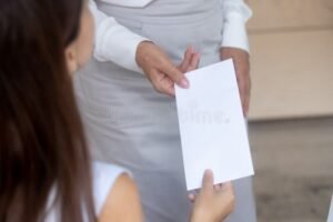 trabalhador feliz segurando salario extra