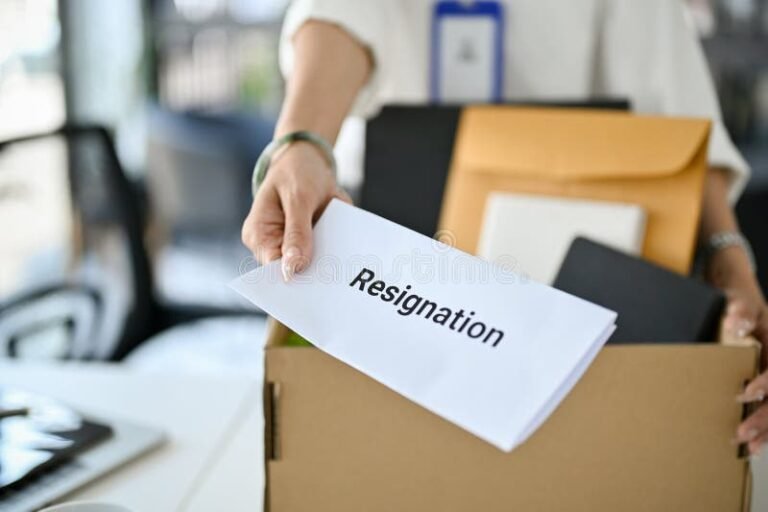 O Que Recebo Ao Pedir Demissão: Quais São Meus Direitos Trabalhistas 2 um trabalhador entregando uma carta de demissao