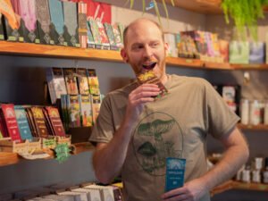 veterano empreendedor feliz na frente da confeitaria