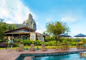 vista aerea de pousada a beira mar em noronha