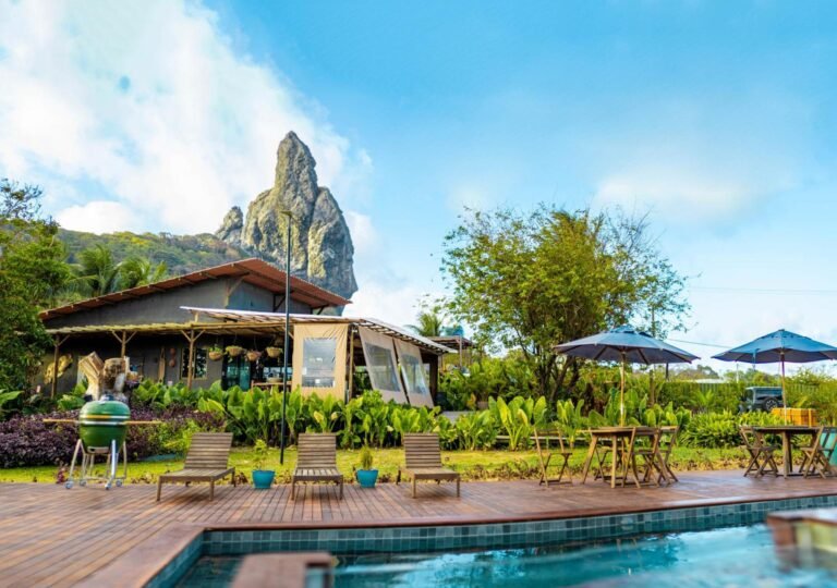 vista aerea de pousada a beira mar em noronha